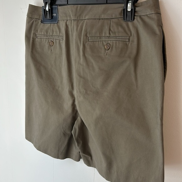 Women’s size 12 Lands End army green summer shorts. Pockets NWT. Preppy look. - Picture 9 of 9